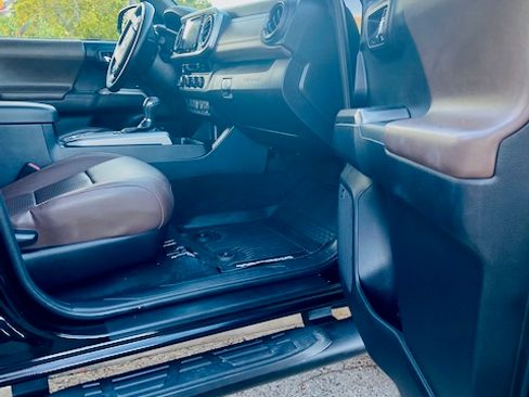 Used 2018 Toyota Tacoma Limited image 13