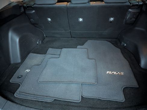 Used 2020 Toyota RAV4 XLE w/ Convenience Package image 15