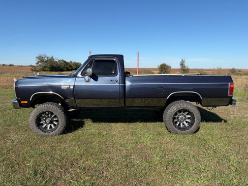 Used 1993 Dodge D/W Truck 250 image 2
