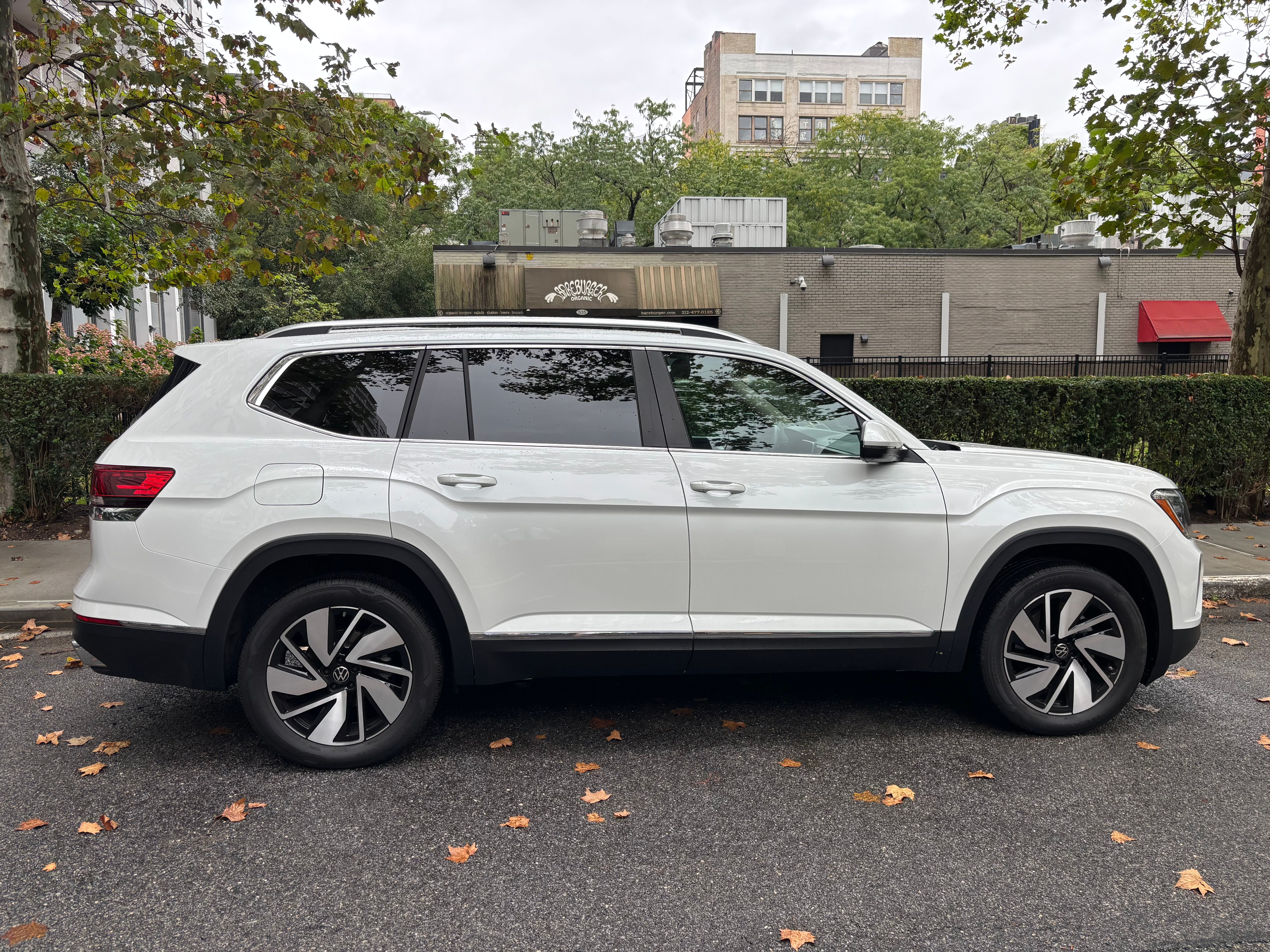 Used 2025 Volkswagen Atlas SEL AWD/4WD image 8