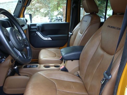 Used 2014 Jeep Wrangler Unlimited Rubicon w/ Connectivity Group AWD/4WD image 11