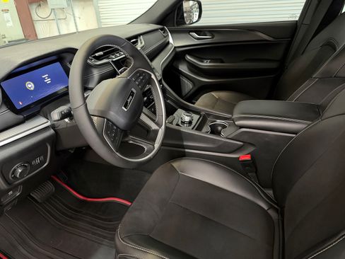 Used 2025 Jeep Grand Cherokee Altitude RWD image 6