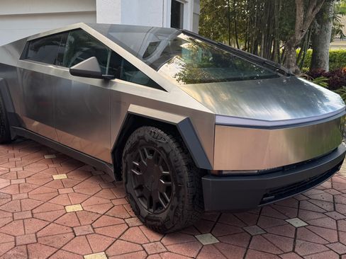 Used 2024 Tesla Cybertruck AWD Crew Cab image 2