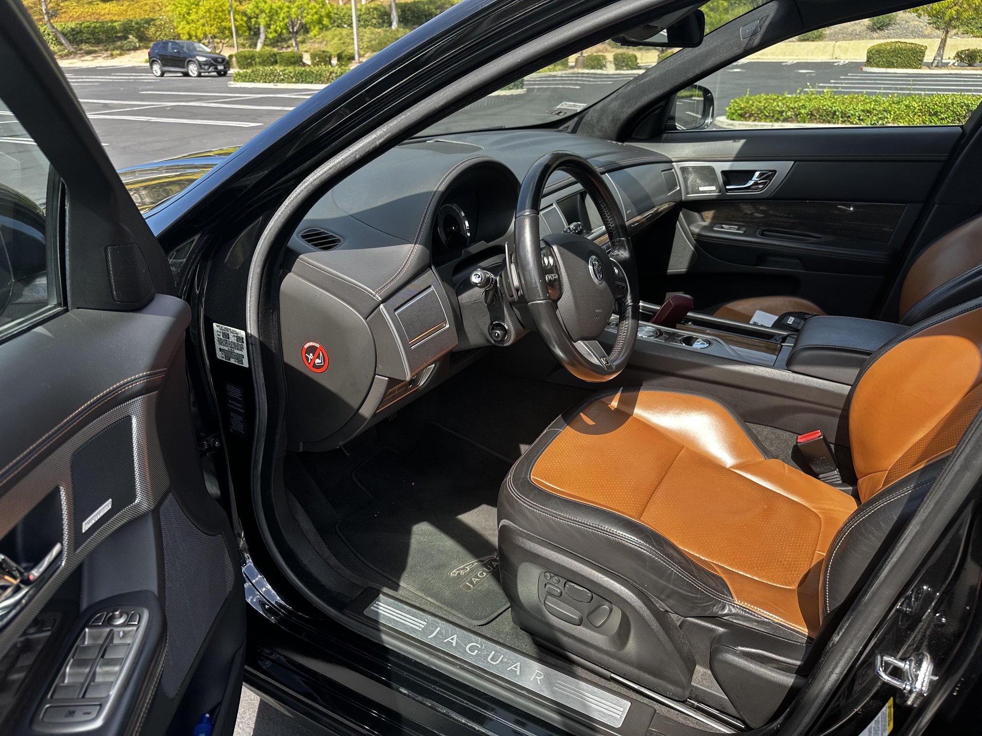 Used 2010 Jaguar XF R RWD image 9