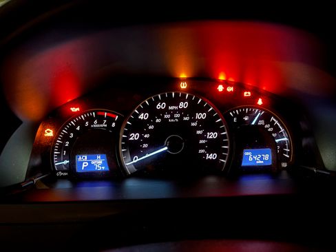 Used 2015 Toyota Camry LE image 4