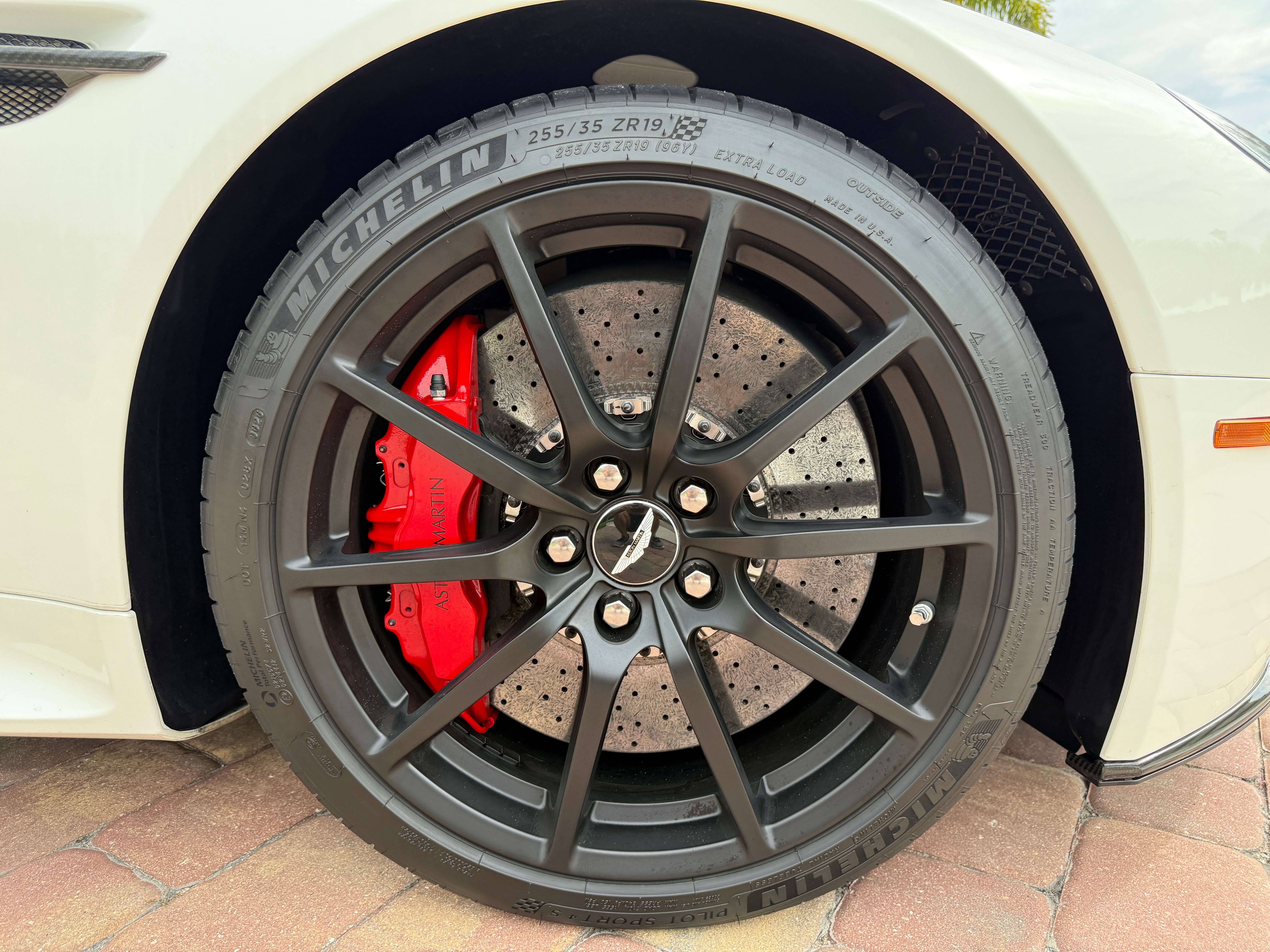Used 2017 Aston Martin V12 Vantage S RWD image 9