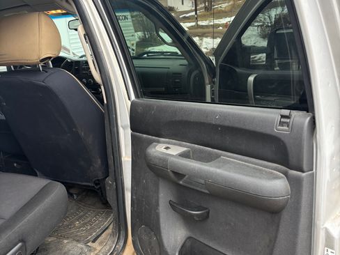 Used 2010 GMC Sierra 2500 SLE w/ Suspension Package, Off-Road image 10