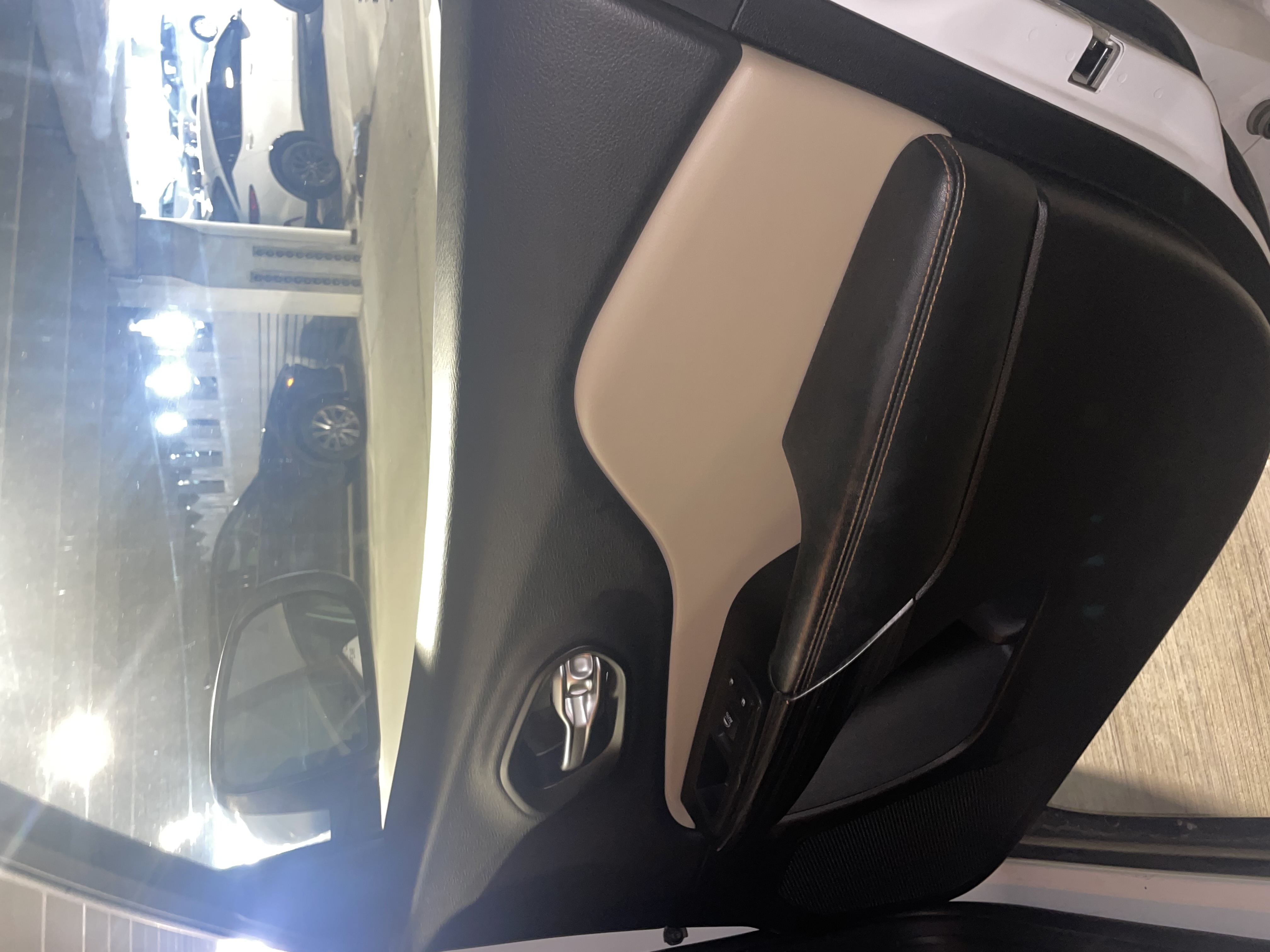 Used 2015 Jeep Cherokee Limited w/ Luxury Group FWD image 12