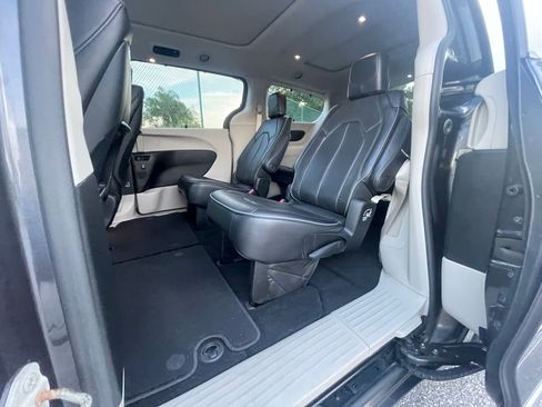 Used 2018 Chrysler Pacifica Limited FWD image 16