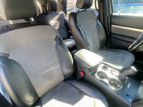 Used 2017 Ford Explorer XLT w/ Equipment Group 202A image 15
