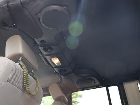 Used 2007 Jeep Wrangler Unlimited Sahara w/ Dual Top Group AWD/4WD image 19