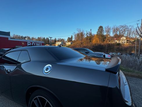 Used 2018 Dodge Challenger R/T Scat Pack w/ Leather Interior Group RWD image 6