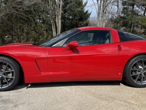 Used 2006 Chevrolet Corvette Coupe w/ Preferred Equipment Group image 2