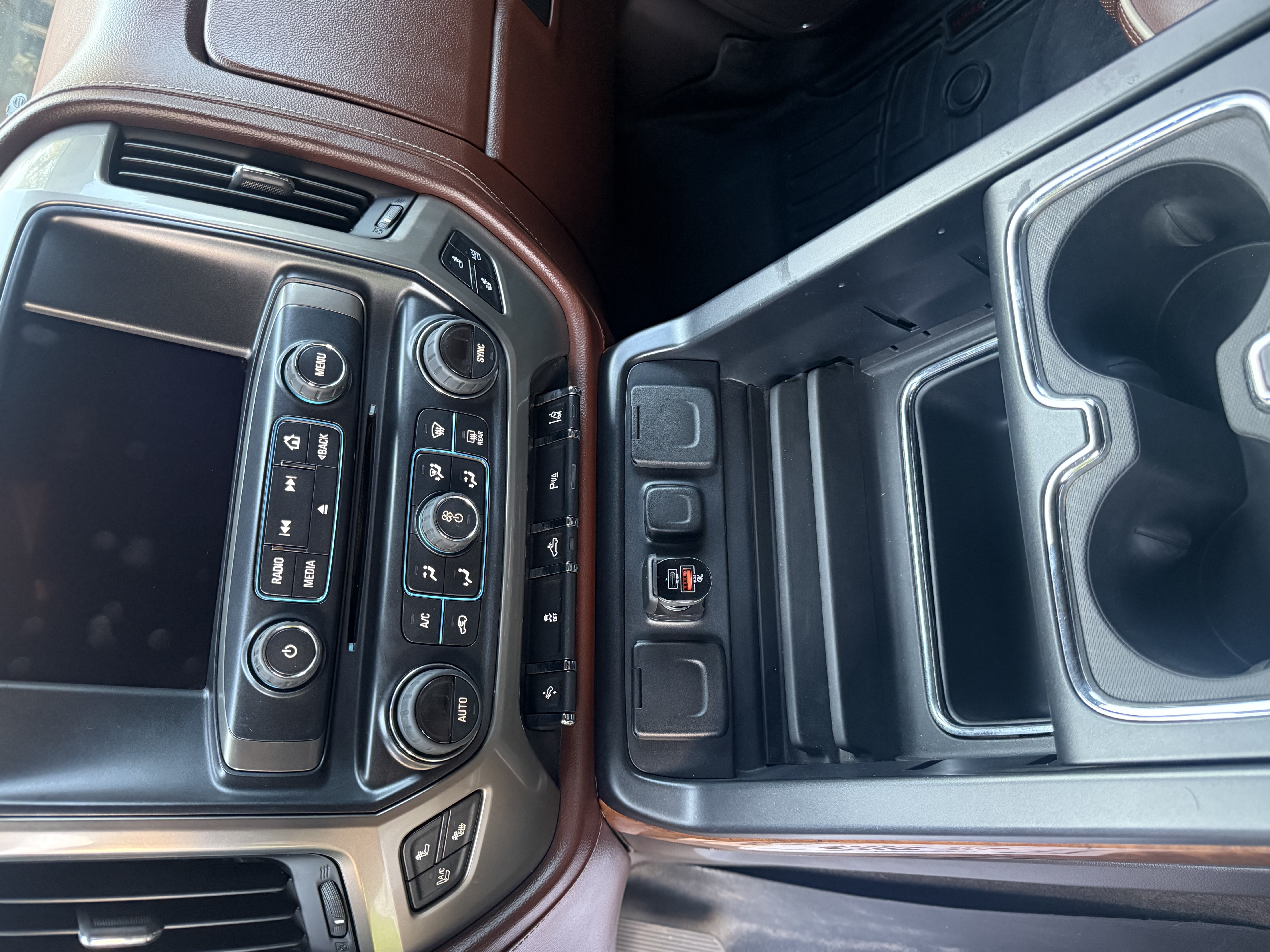 Used 2015 Chevrolet Silverado 1500 High Country w/ High Country Premium Package AWD/4WD image 12