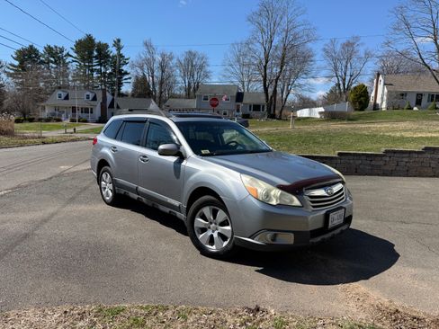 Used 2011 Subaru Outback 2.5i Premium image 8