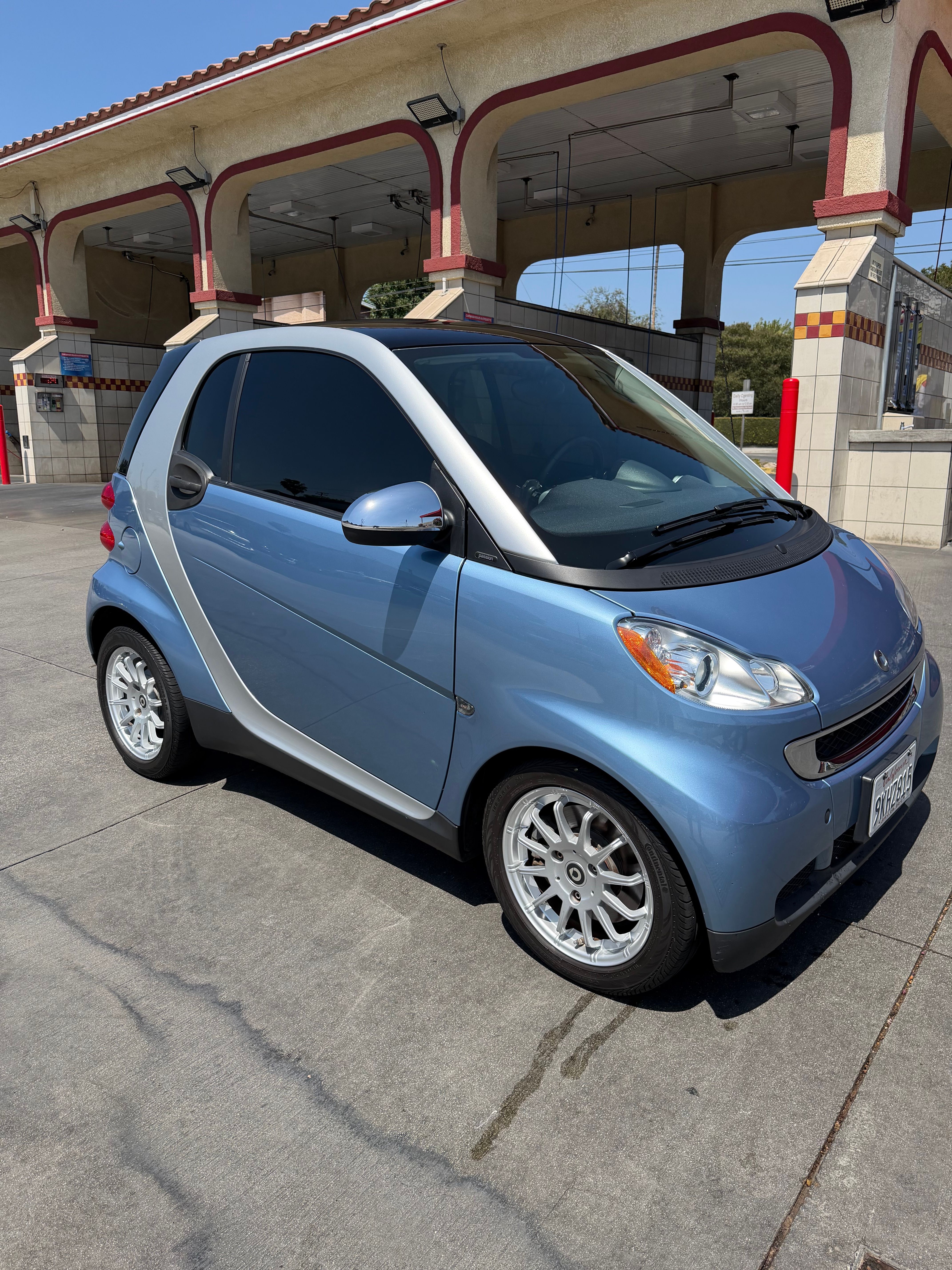 Used 2011 smart fortwo passion RWD image 2