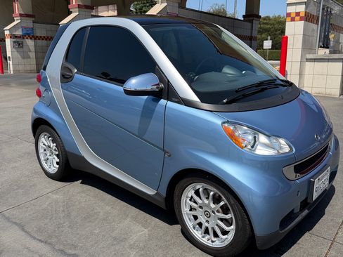 Used 2011 smart fortwo passion RWD image 2
