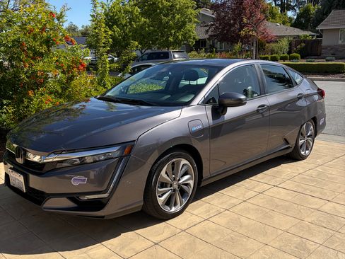 Used 2018 Honda Clarity Touring image 1
