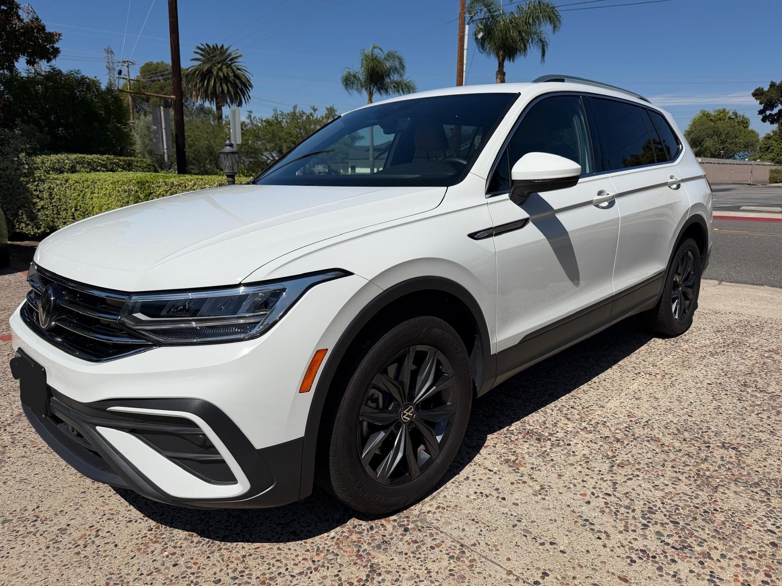 Used 2024 Volkswagen Tiguan SE w/ Panoramic Sunroof Package FWD image 2