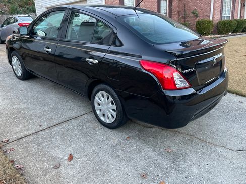 Used 2019 Nissan Versa SV image 5