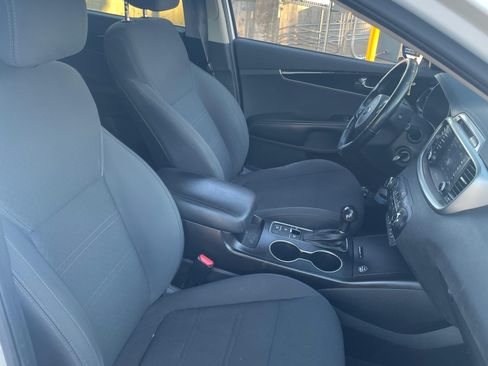 Used 2017 Kia Sorento LX w/ LX Convenience Package image 6