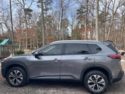 Used 2021 Nissan Rogue SV w/ Premium Package image 2