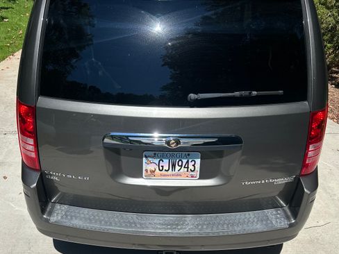 Used 2010 Chrysler Town & Country Touring Plus w/ Safetytec Group FWD image 10
