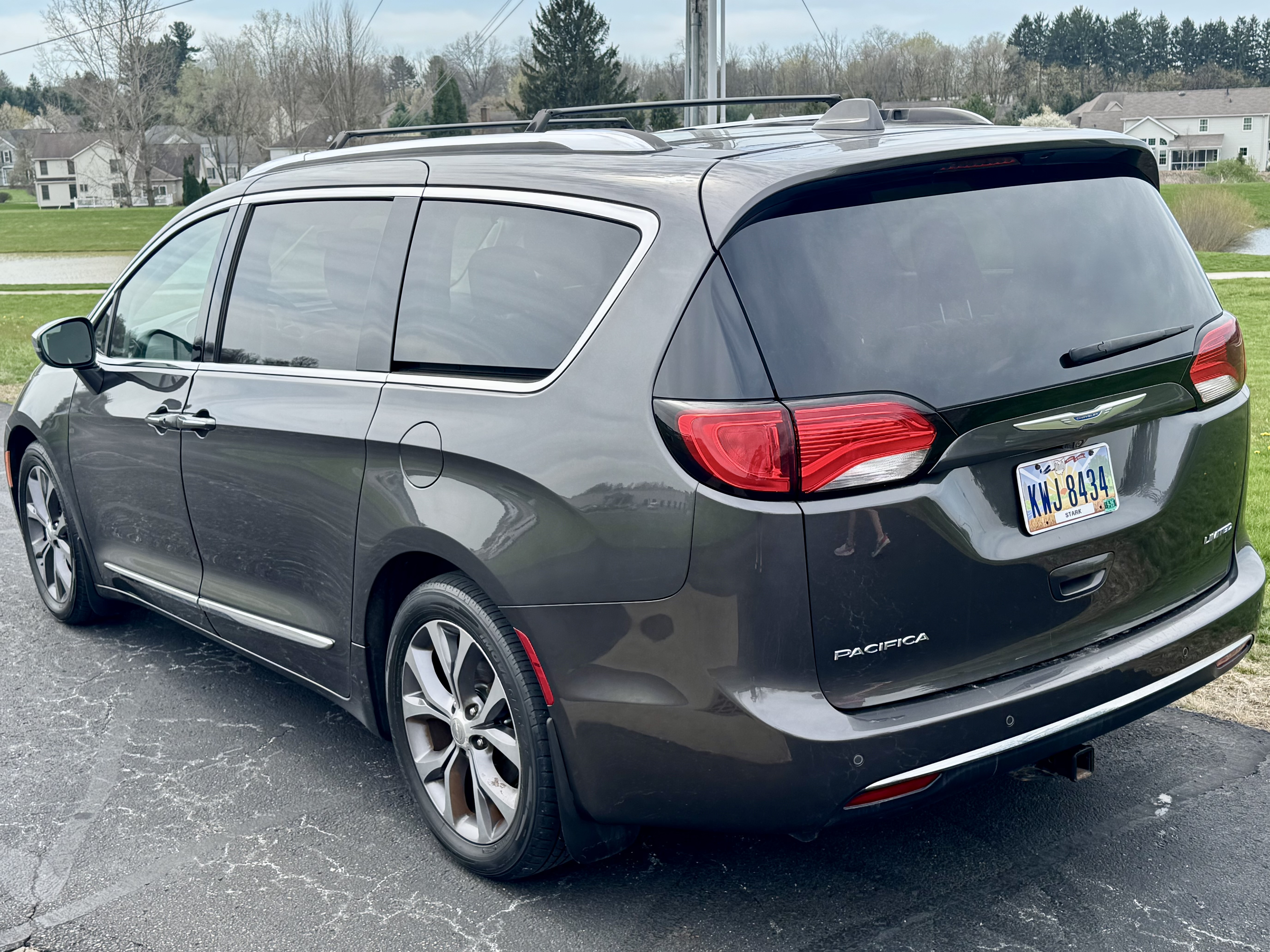Used 2018 Chrysler Pacifica Limited w/ Tire & Wheel Group FWD image 8