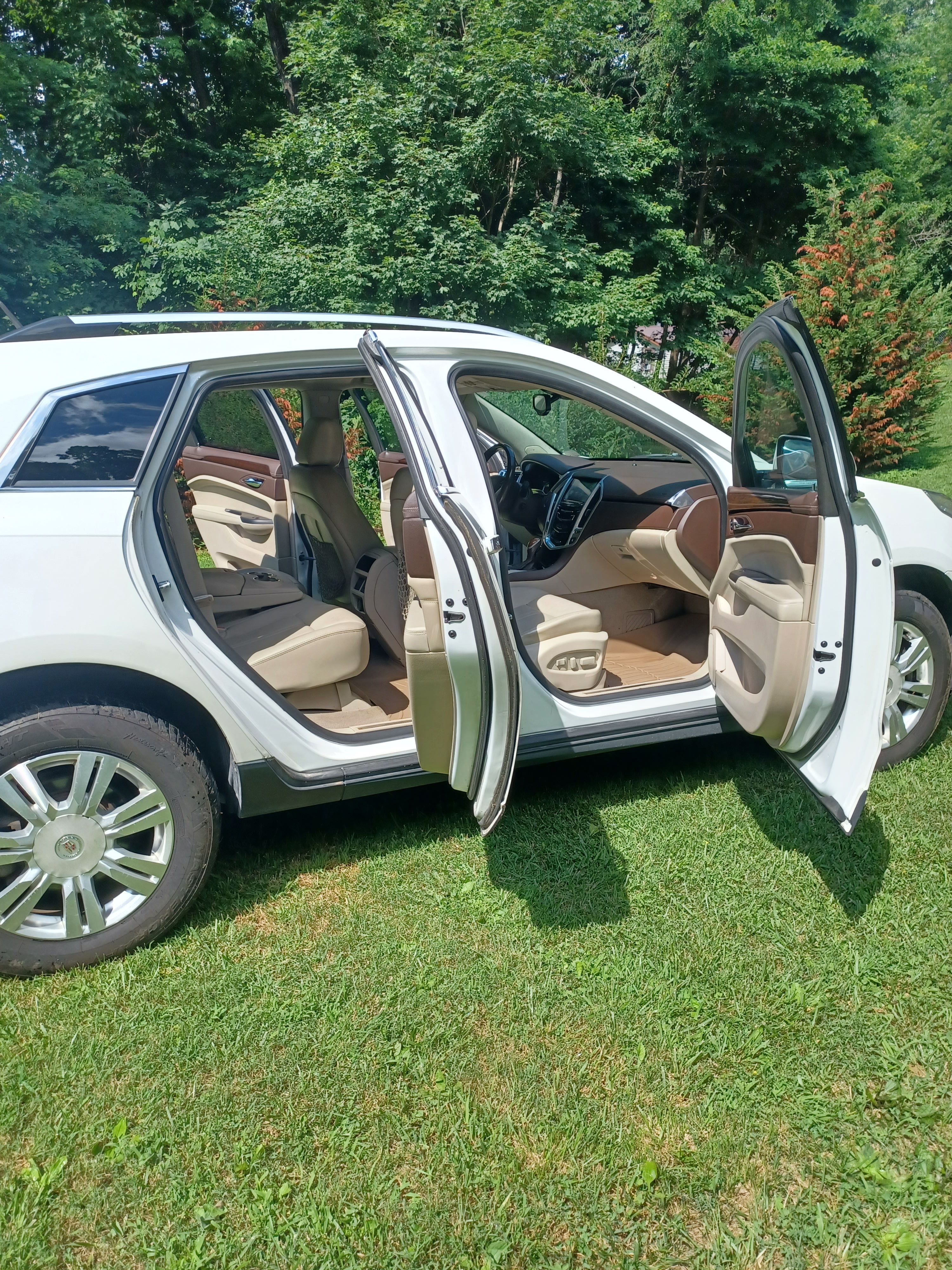 Used 2013 Cadillac SRX Luxury w/ Driver Awareness Package AWD/4WD image 10