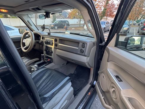 Used 2008 Jeep Commander Sport image 9