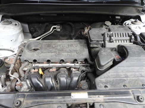 Used 2011 Hyundai Santa Fe GLS image 2