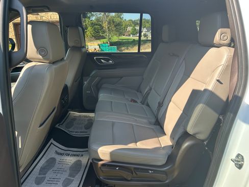 Used 2022 Chevrolet Suburban Z71 w/ Luxury Package AWD/4WD image 16