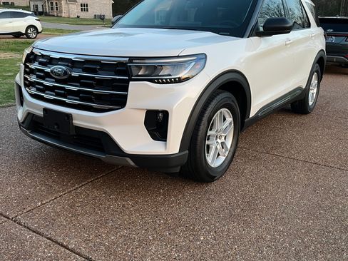 Used 2025 Ford Explorer Active w/ Active Comfort Package image 2