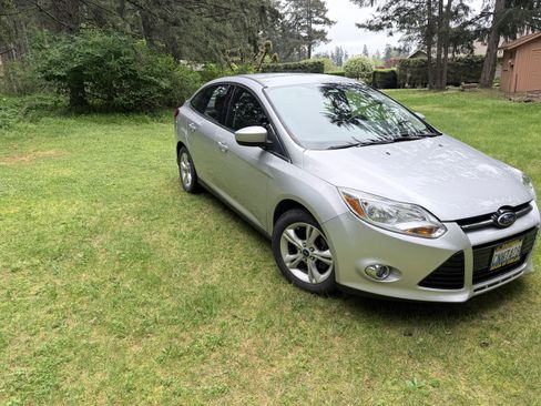 Used 2012 Ford Focus SE w/ SE Sport Pkg FWD image 2