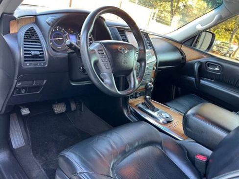 Used 2014 INFINITI QX80 4WD w/ Deluxe Touring Package image 4