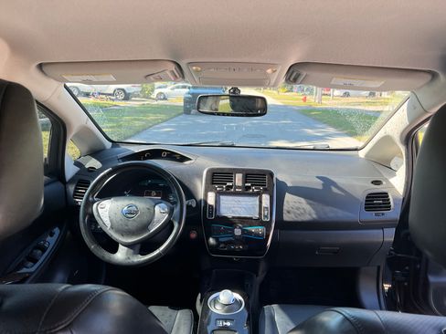 Used 2015 Nissan Leaf SL w/ Premium Package image 6