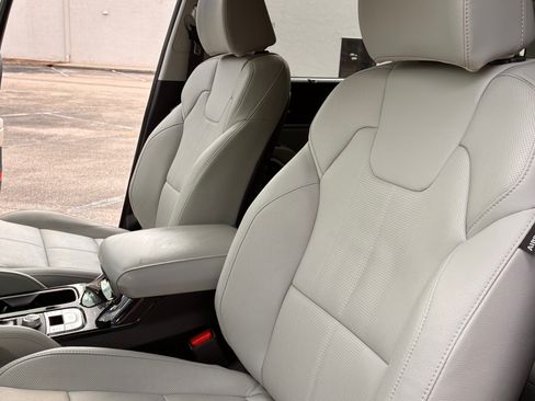 Used 2025 Kia Telluride SX FWD image 9