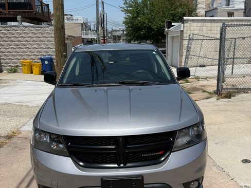 Used 2019 Dodge Journey SE FWD image 1