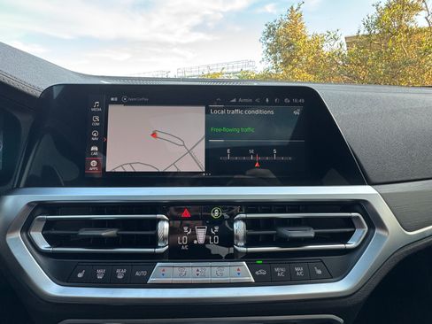 Used 2022 BMW 330i Sedan w/ M Sport Package image 23