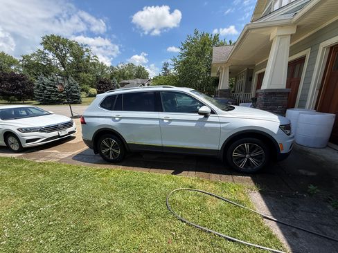 Used 2018 Volkswagen Tiguan SEL AWD/4WD image 4