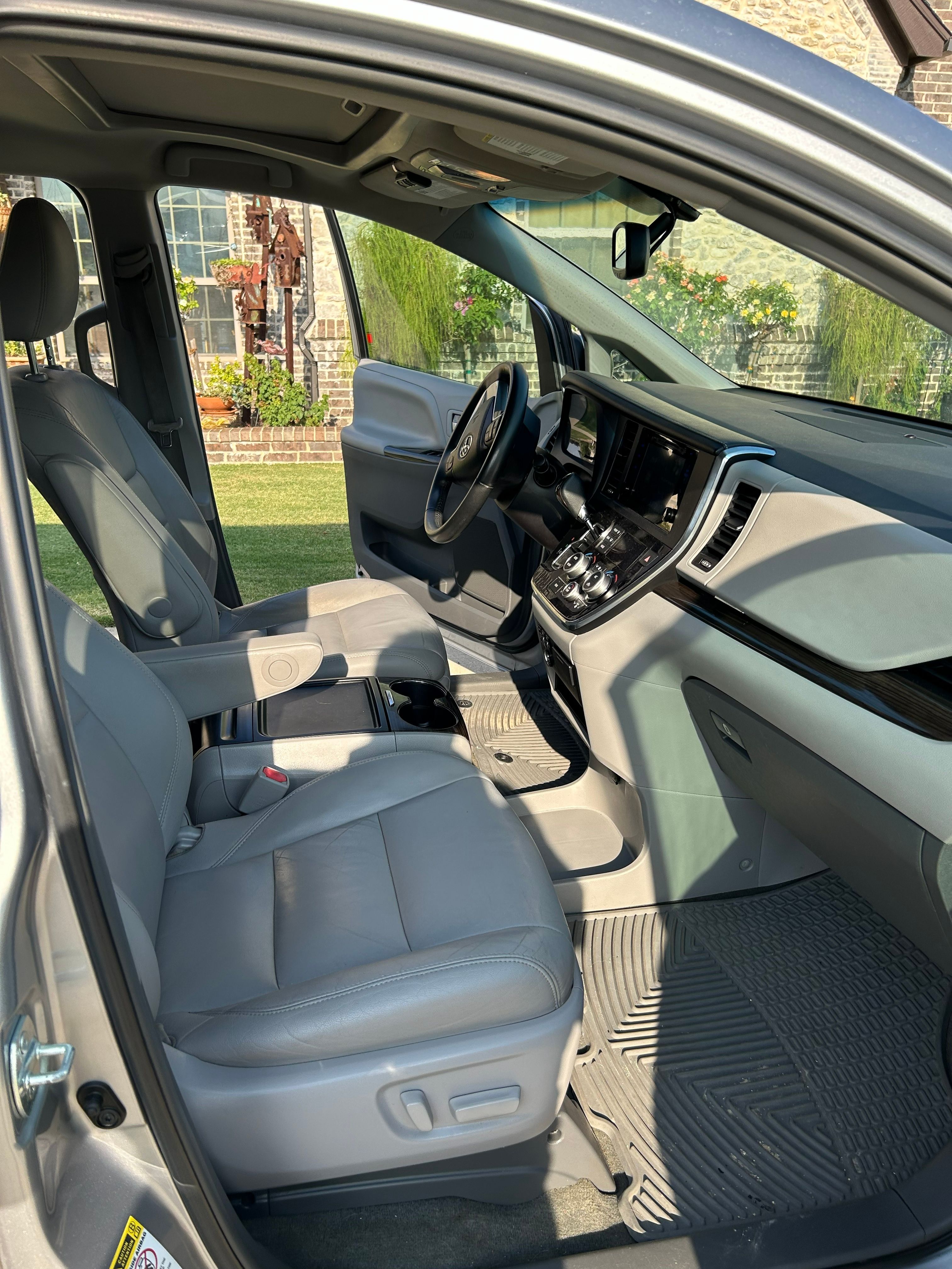 Used 2015 Toyota Sienna XLE FWD image 16