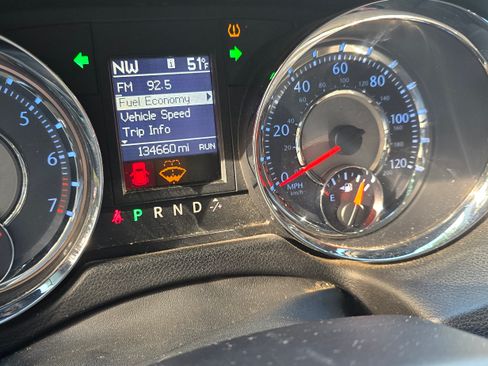 Used 2011 Chrysler Town & Country Touring w/ Driver Convenience Group image 8