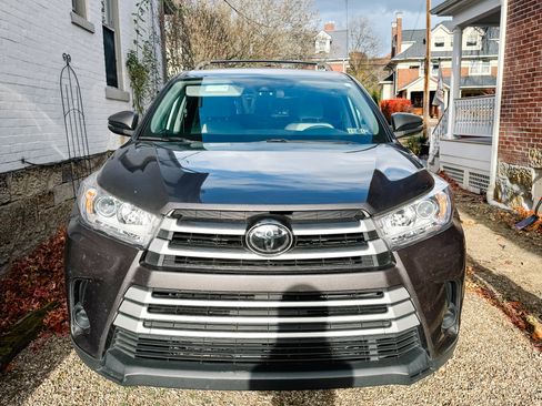 Used 2017 Toyota Highlander LE image 1