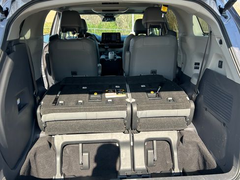 Used 2022 Toyota Sienna Limited image 13