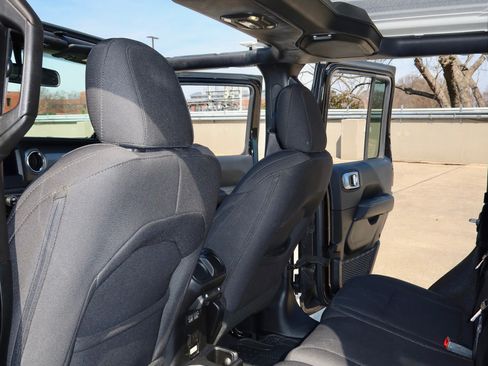 Used 2019 Jeep Wrangler Unlimited Sahara image 6
