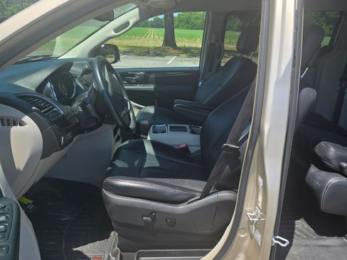 Used 2016 Chrysler Town & Country Touring FWD image 6
