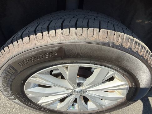 Used 2018 Volkswagen Tiguan S image 12