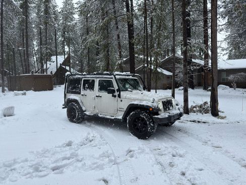 Used 2010 Jeep Wrangler Unlimited Sport image 9