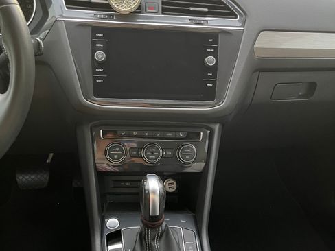 Used 2021 Volkswagen Tiguan SE FWD image 17