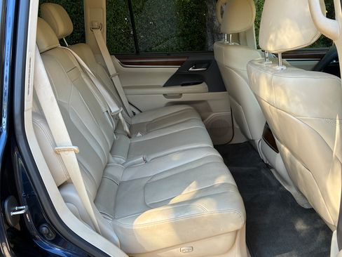 Used 2020 Lexus LX 570 4WD w/ Luxury Package image 18